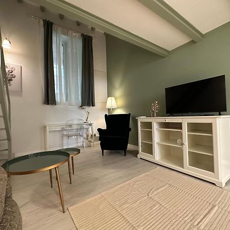 Flowers, A Cozy Suite In Milan Exterior photo