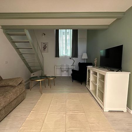 Flowers, A Cozy Suite In Milan Exterior photo