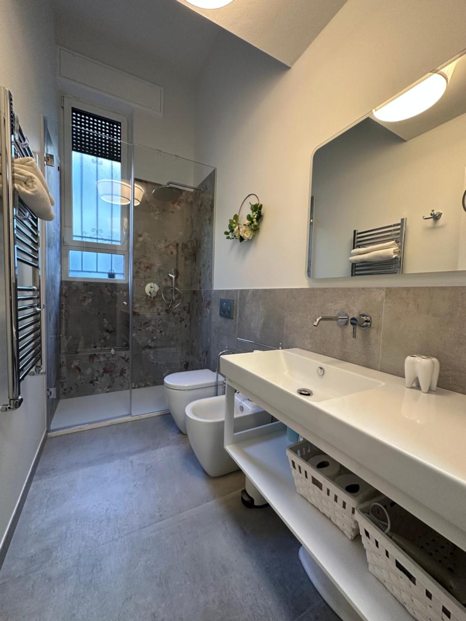 Flowers, A Cozy Suite In Milan Exterior photo