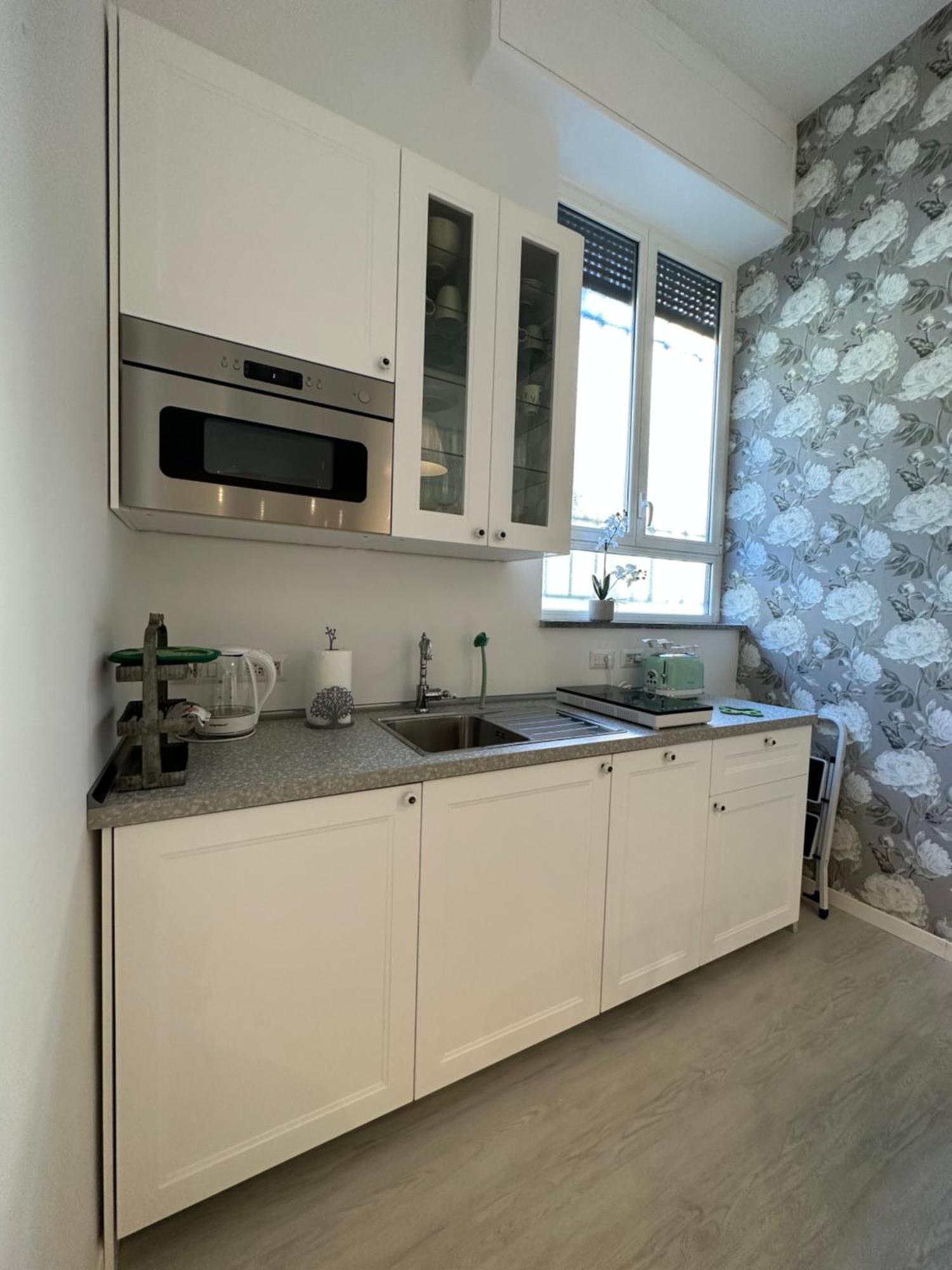 Flowers, A Cozy Suite In Milan Exterior photo