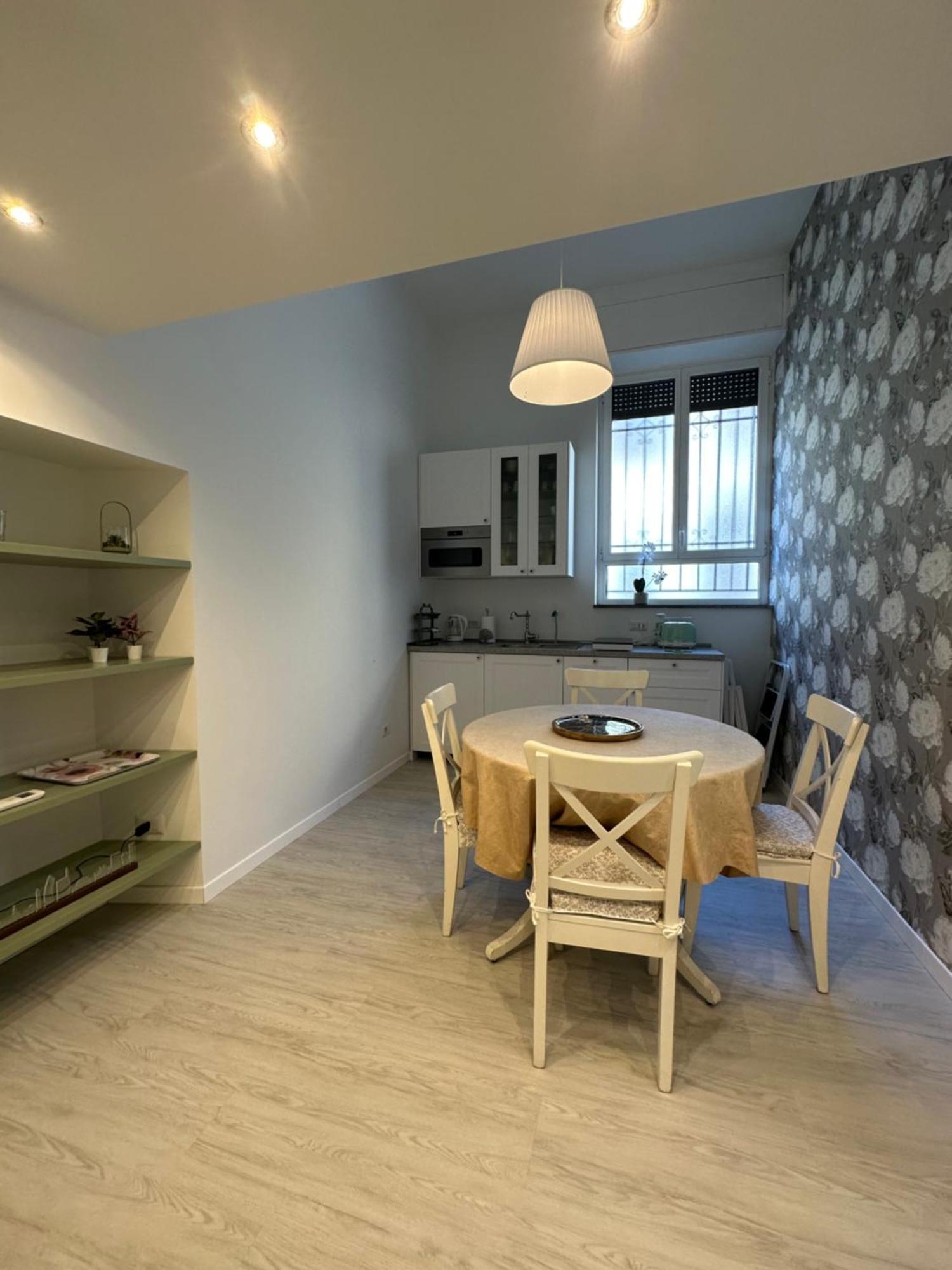 Flowers, A Cozy Suite In Milan Exterior photo
