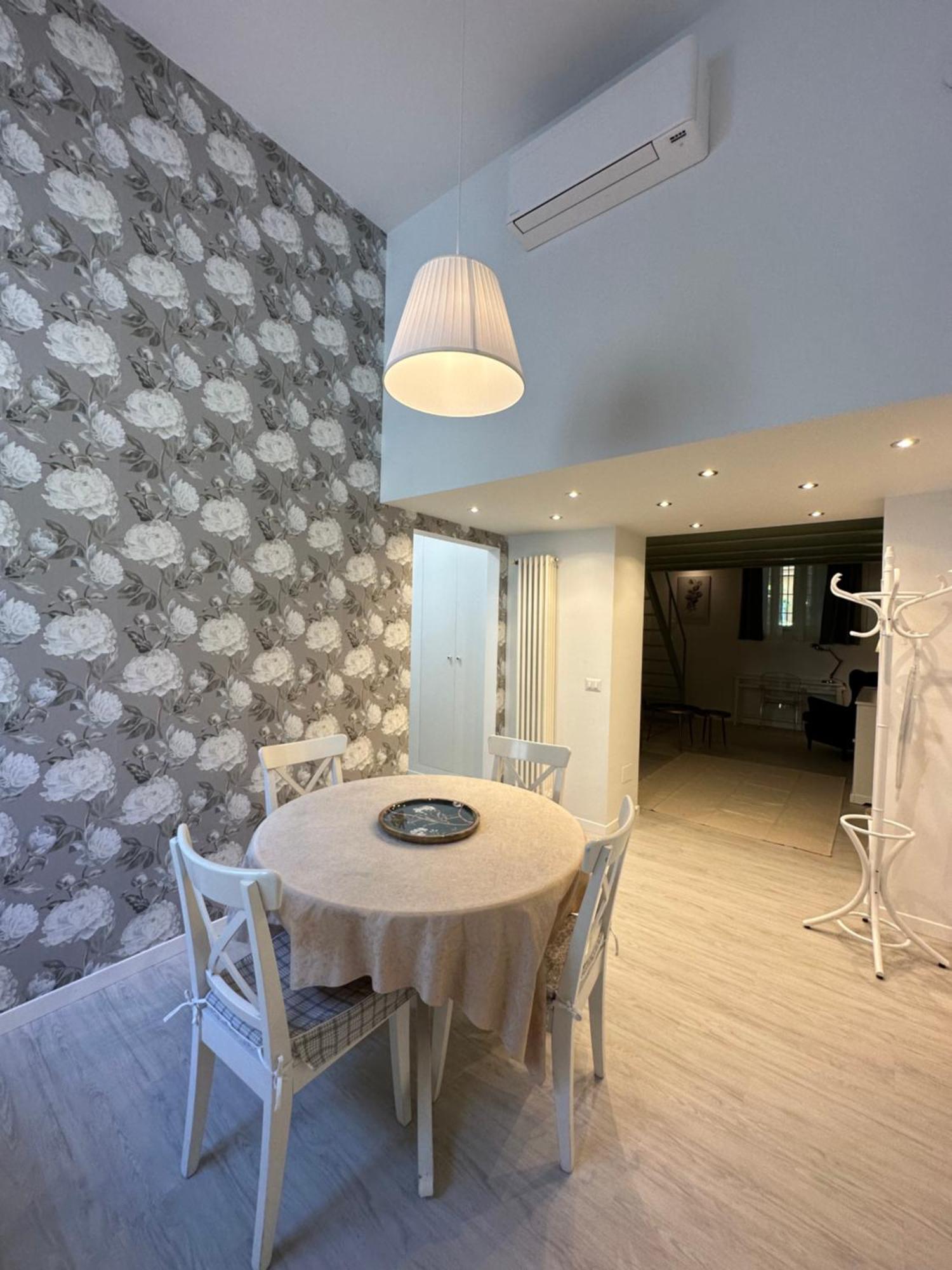 Flowers, A Cozy Suite In Milan Exterior photo