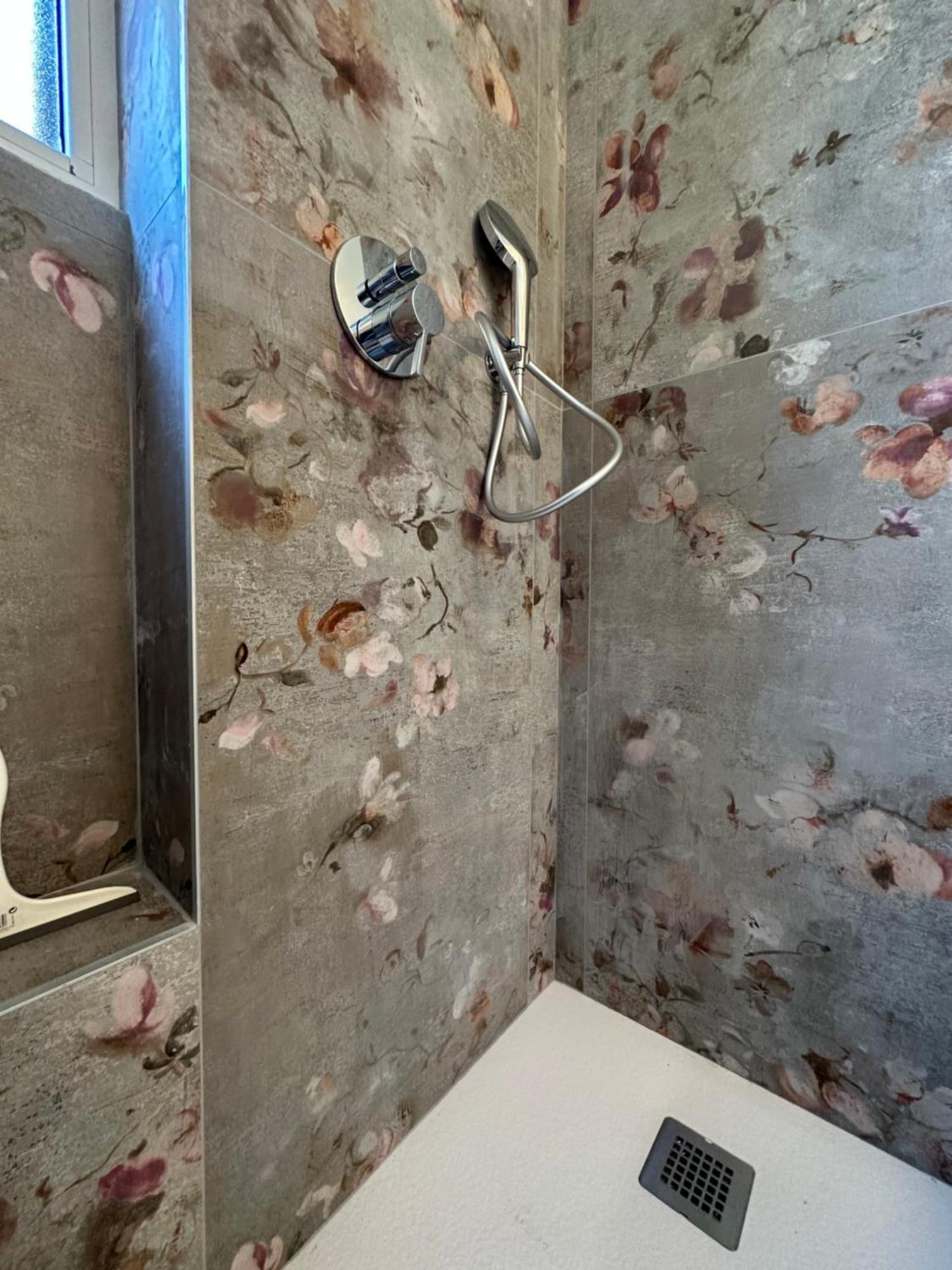 Flowers, A Cozy Suite In Milan Exterior photo