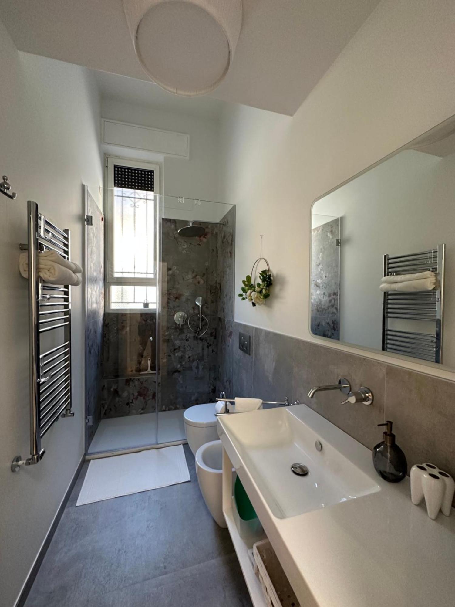Flowers, A Cozy Suite In Milan Exterior photo
