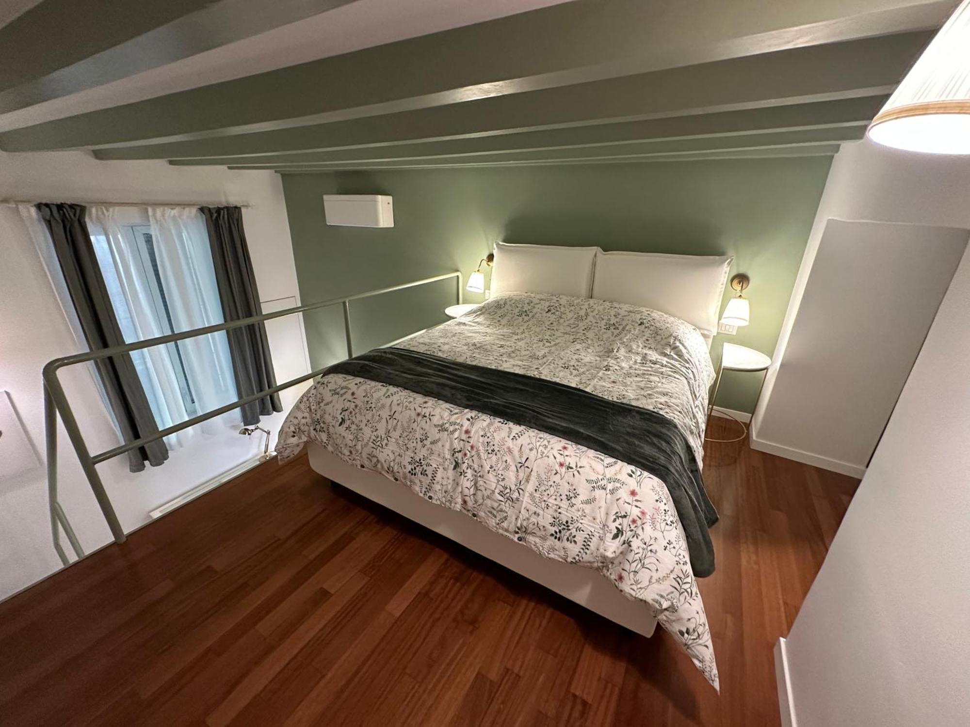 Flowers, A Cozy Suite In Milan Exterior photo